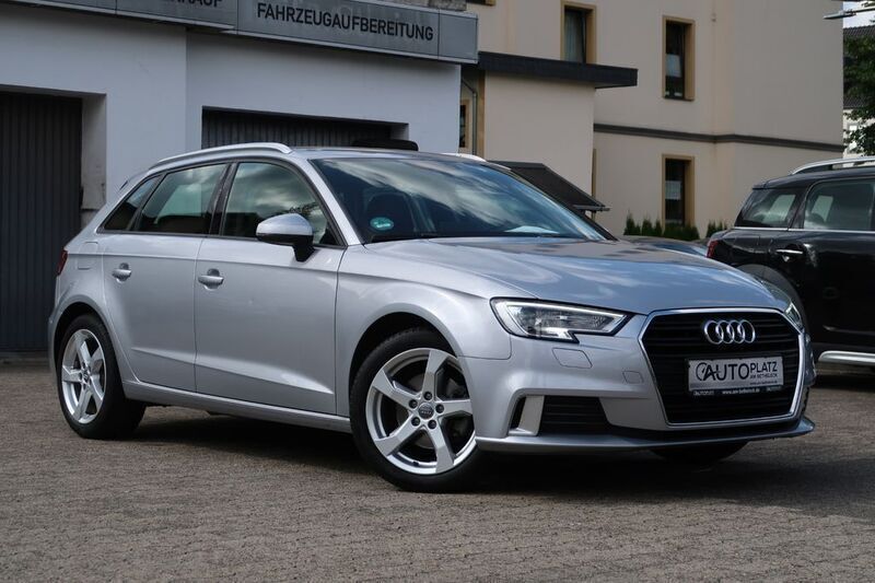 Silber Gebraucht 2019 Audi A3 Sportback Sport Limousine | 17.750 € (Fairer Preis) - Bild 1/4
