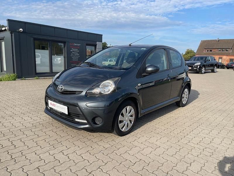 Dark grey metallic Gebraucht 2013 Toyota Aygo Cool Kleinwagen | 5.400 € (Fairer Preis) - Bild 1/4