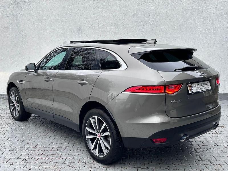 Gebraucht Jaguar F-Pace Pure 241 PS (177 kW) 2017 Champagner grau SUV