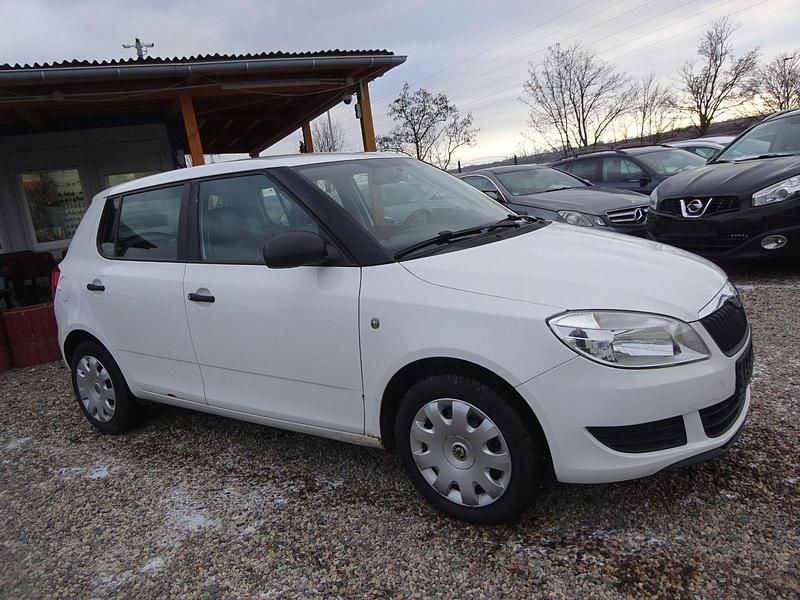 Używany Skoda Fabia 75 KM (55 kW) 2012 Biały Sedan/Limuzyna