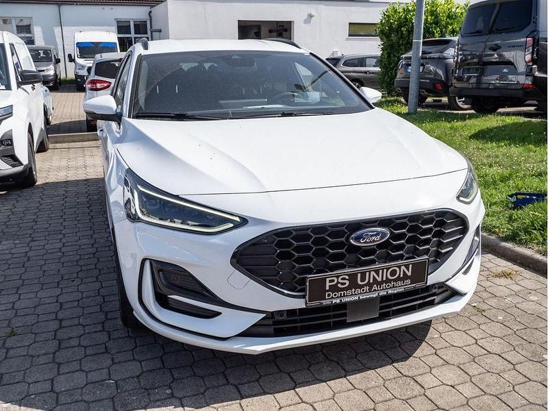 Gebraucht Ford Focus ST-Line X 116 PS (85 kW) 2023 Weiß Limousine