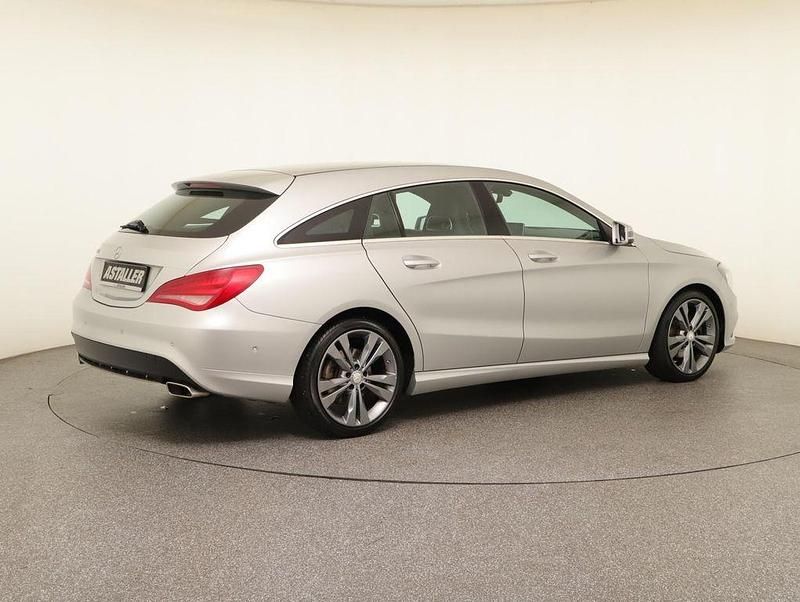 Gebraucht Mercedes CLA180 Shooting Brake Urban 122 PS (89 kW) 2016 Polarsilber metallic (metallic) Kombi