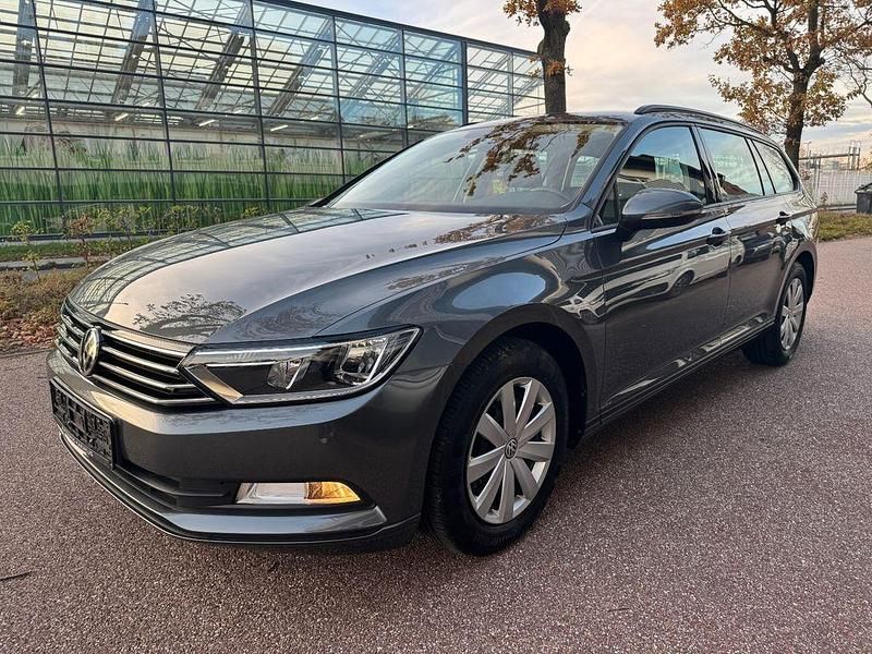 Indiumgrau metallic Gebraucht 2016 VW Passat Kombi | 11.950 € (Fairer Preis) - Bild 1/4