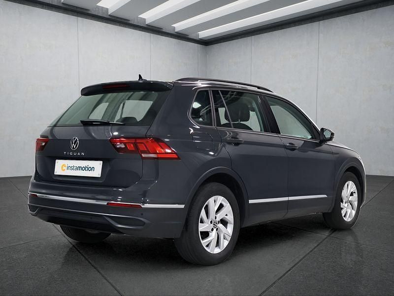 Gebraucht VW Tiguan 131 PS (96 kW) 2022 Grau SUV