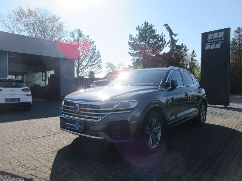 Grau Gebraucht 2021 VW Touareg Elegance SUV | 44.450 € (Fairer Preis) - Bild 1/4