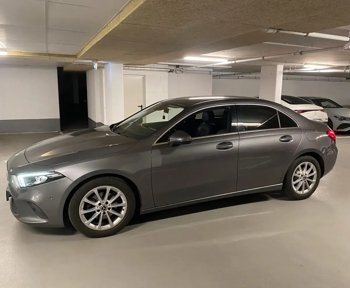 Gebraucht Mercedes A180 136 PS (100 kW) 2019 Grau Limousine