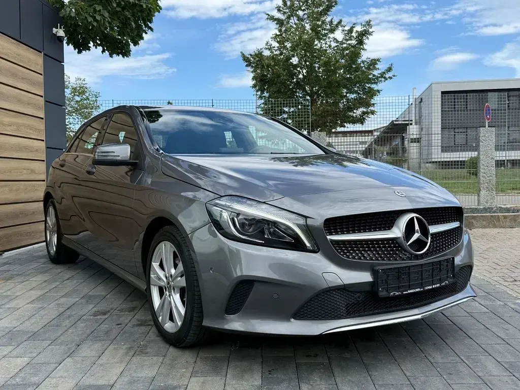 Gebraucht Mercedes 180 Urban 122 PS (89 kW) 2017 Grau Limousine