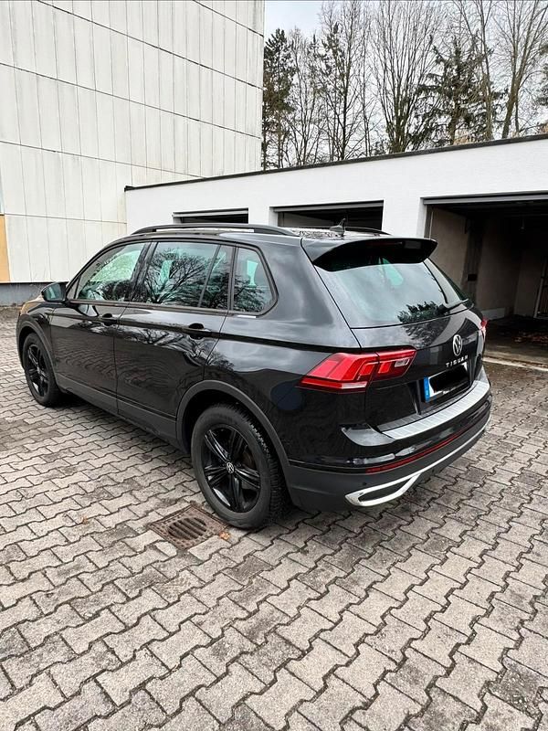 Gebraucht VW Tiguan Sport 150 PS (110 kW) 2023 Schwarz SUV