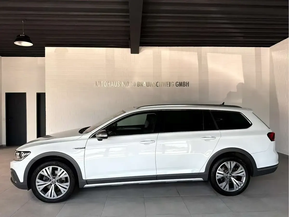 Gebraucht VW Passat 200 PS (147 kW) 2024 Gletscherweiß metallic Kombi