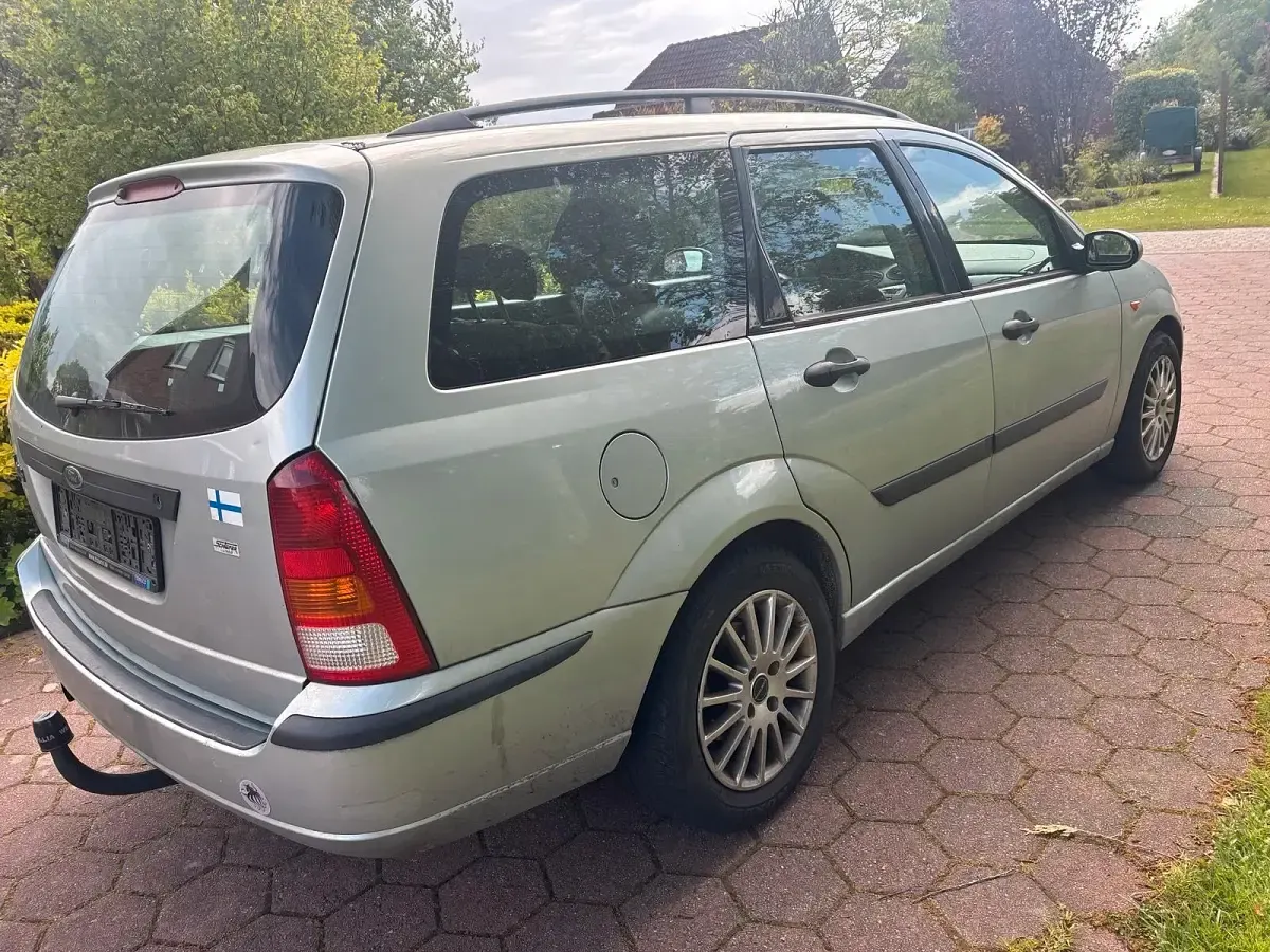 Usado Ford Focus 101 CV (74 kW) 2004 Plateado Familiar