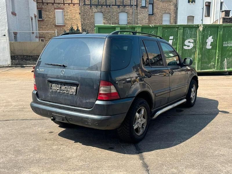 Gebraucht Mercedes ML320 218 PS (160 kW) 2002 Schwarz SUV