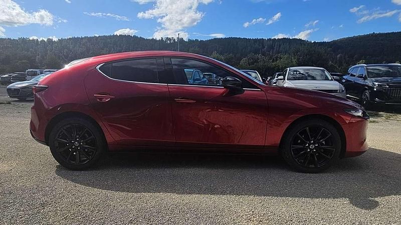 Neu Mazda 3 Homura-Line 140 PS (102 kW) 2025 Rot Limousine