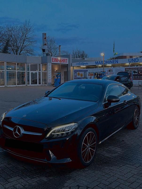 Schwarz Gebraucht 2018 Mercedes 180 Limousine | 21.000 € (Teuer) - Bild 1/3