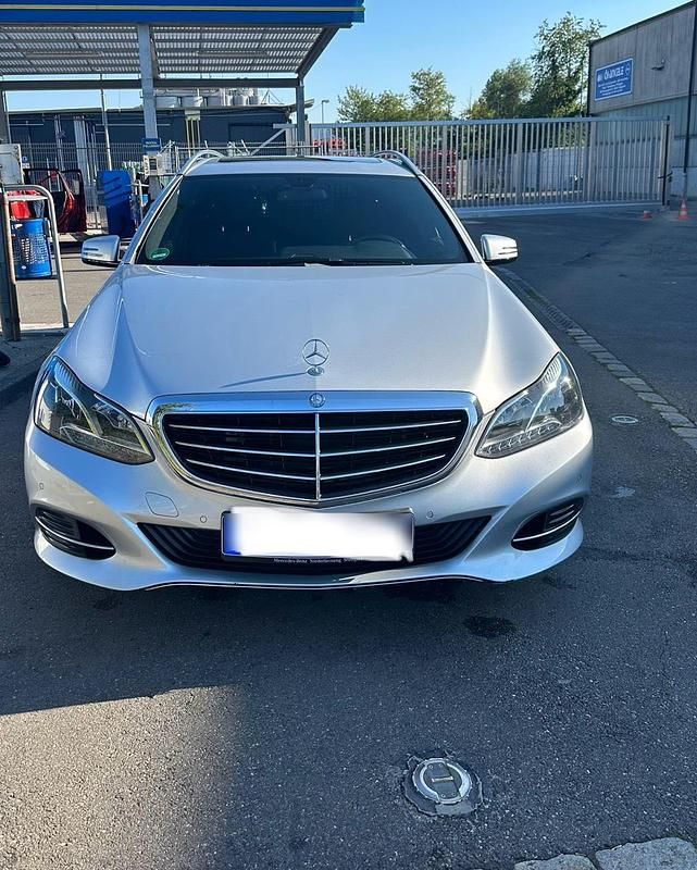 Grau Gebraucht 2015 Mercedes E220 Kombi | 12.000 € - Bild 1/4
