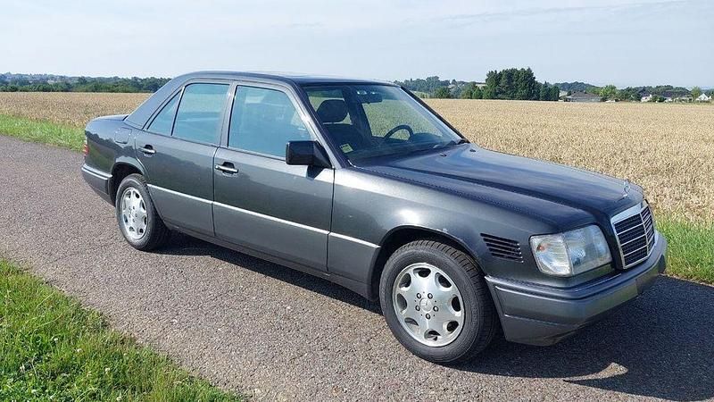 Schwarz Gebraucht 1994 Mercedes E250 Limousine | 16.500 € - Bild 1/4