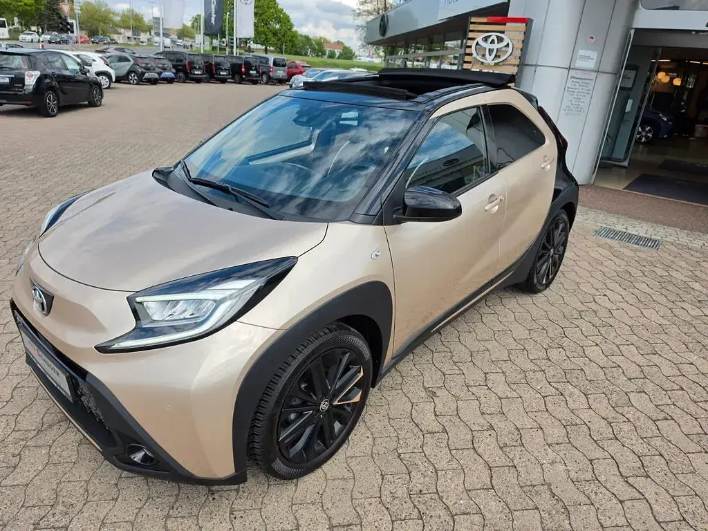 Gebraucht Toyota Aygo X x-style 72 PS (52 kW) 2022 Ginger beige metallic/ night sky black SUV