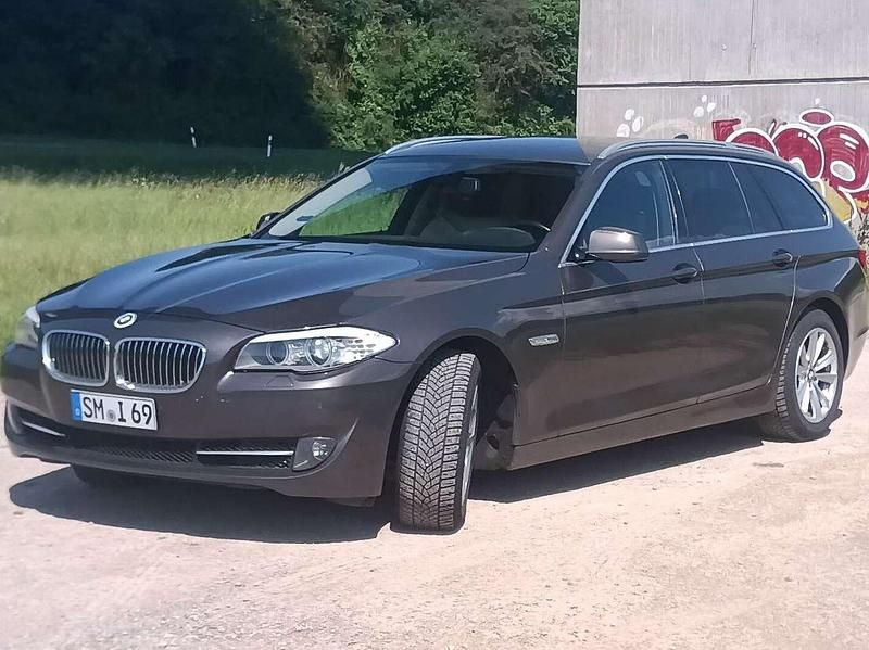 Braun Gebraucht 2011 BMW 525 Kombi | 8.499 € (Fairer Preis) - Bild 1/4