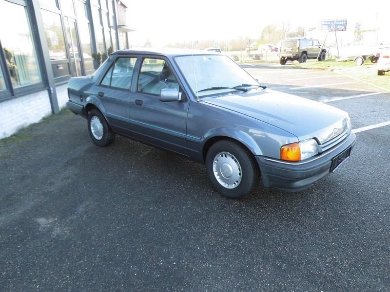 Blau Gebraucht 1988 Ford Orion Limousine | 2.740 € - Bild 1/4