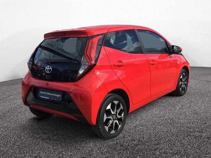 Gebraucht Toyota Aygo Basis 72 PS (52 kW) 2018 Vulcanorot Kleinwagen