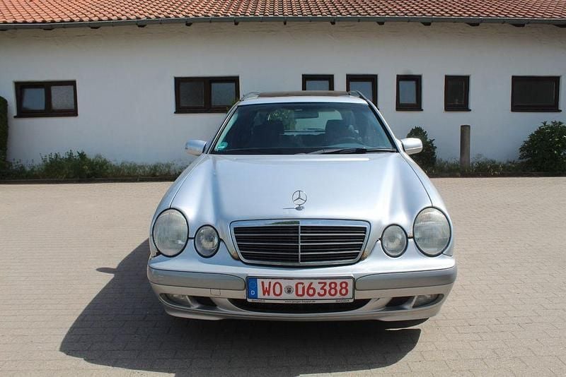 Gebraucht Mercedes E220 Classic 143 PS (105 kW) 2001 Silber Limousine