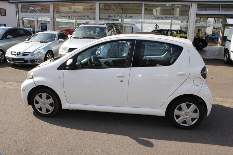 Gebraucht Toyota Aygo 68 PS (50 kW) 2011 Weiß Kleinwagen