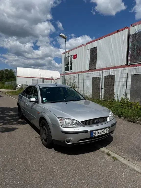 Gebraucht Ford Mondeo Ghia 125 PS (91 kW) 2001 Silber Limousine