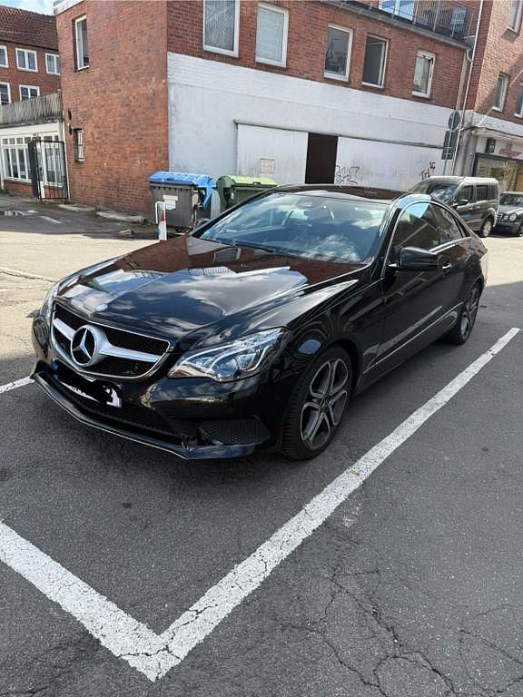 Schwarz Gebraucht 2013 Mercedes E220 Coupé | 14.500 € (Fairer Preis) - Bild 1/4