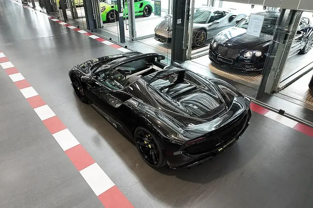 Gebraucht Ferrari 296 663 PS (487 kW) 2025 Schwarz Cabrio