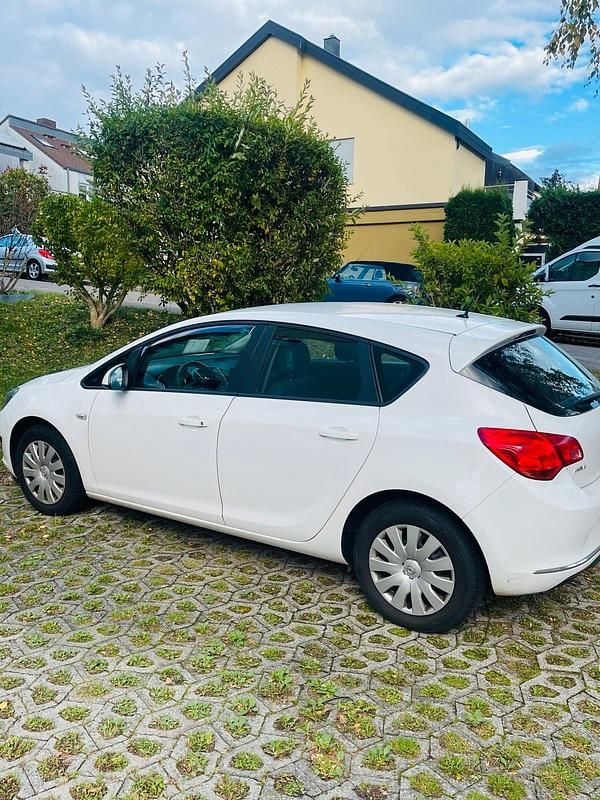 Gebraucht Opel Astra 101 PS (74 kW) 2013 Weiß Kombi