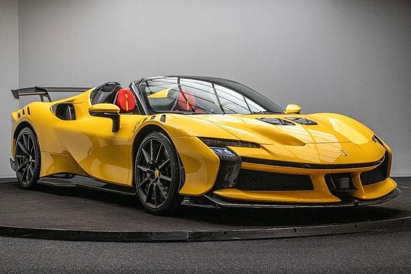 Gebraucht Ferrari SF90 2024 Gelb Cabrio