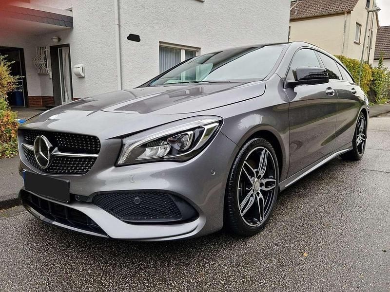Grau Gebraucht 2017 Mercedes CLA250 Shooting Brake AMG line Kombi | 27.500 € (Fairer Preis) - Bild 1/4