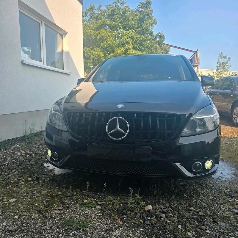 Schwarz Gebraucht 2013 Mercedes B180 Van / Kleinbus | 7.400 € (Superpreis) - Bild 1/4