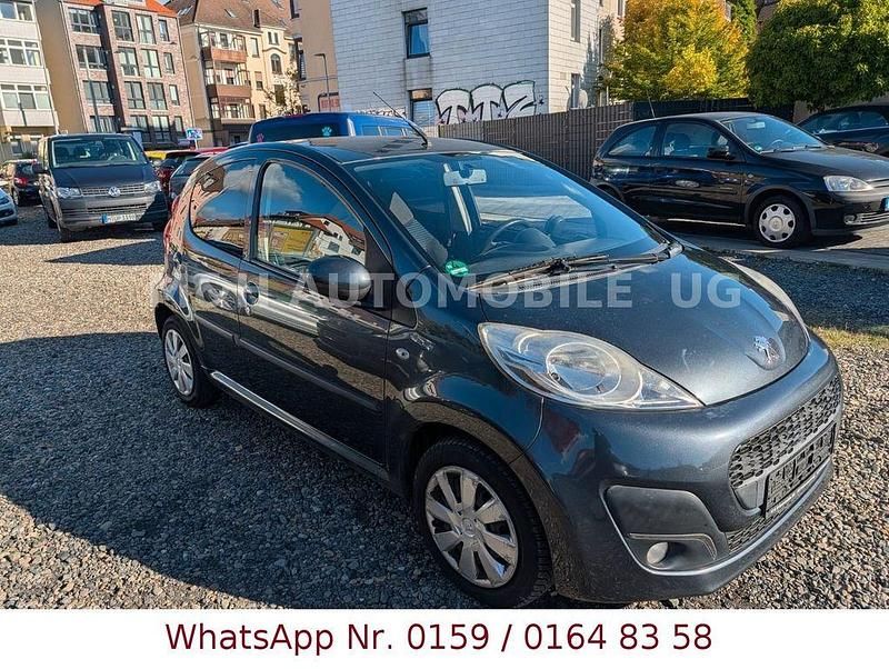 Grau Gebraucht 2012 Peugeot 107 Active Kleinwagen | 2.399 € (Fairer Preis) - Bild 1/4