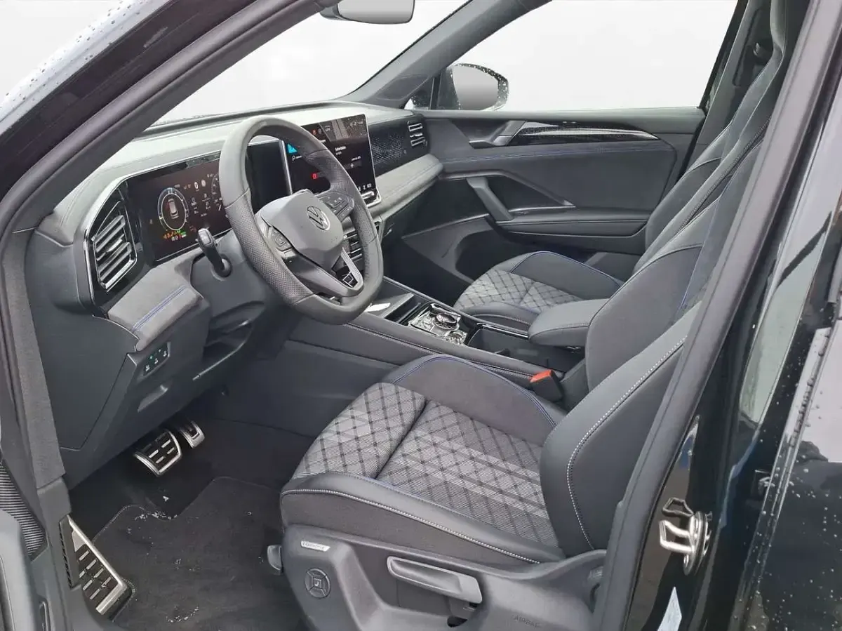 Neu VW Tiguan R-line 204 PS (150 kW) 2026 Grenadillschwarz metallic SUV