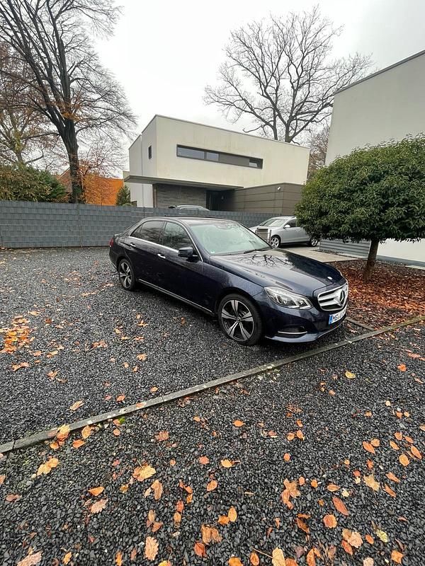 Blau Gebraucht 2015 Mercedes E300 Limousine | 12.500 € (Fairer Preis) - Bild 1/4