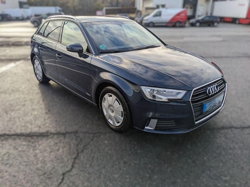 Blau Gebraucht 2018 Audi A3 Sport Limousine | 15.650 € (Superpreis) - Bild 1/4