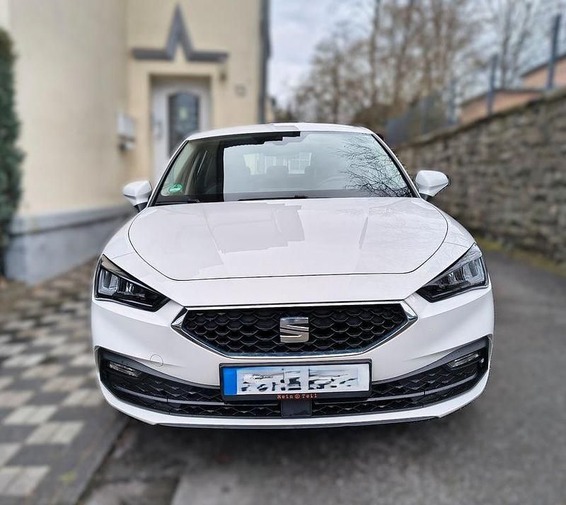 Używany Seat Leon 131 KM (96 kW) 2020 Biały Sedan/Limuzyna