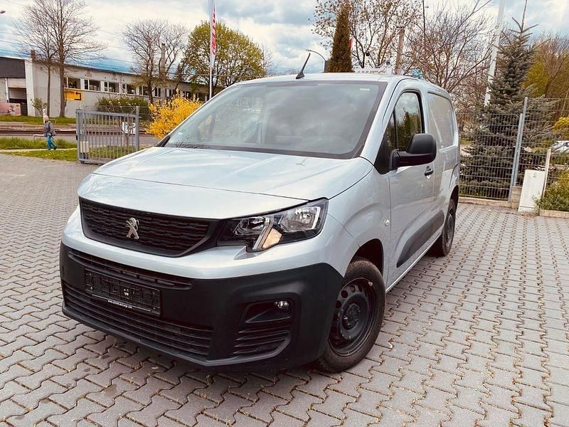 Grau Gebraucht 2020 Peugeot Partner Premium Van / Kleinbus | 11.400 € (Guter Preis) - Bild 1/4