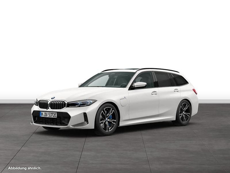 Weiß Gebraucht 2024 BMW 330e Kombi | 55.515 € - Bild 1/4