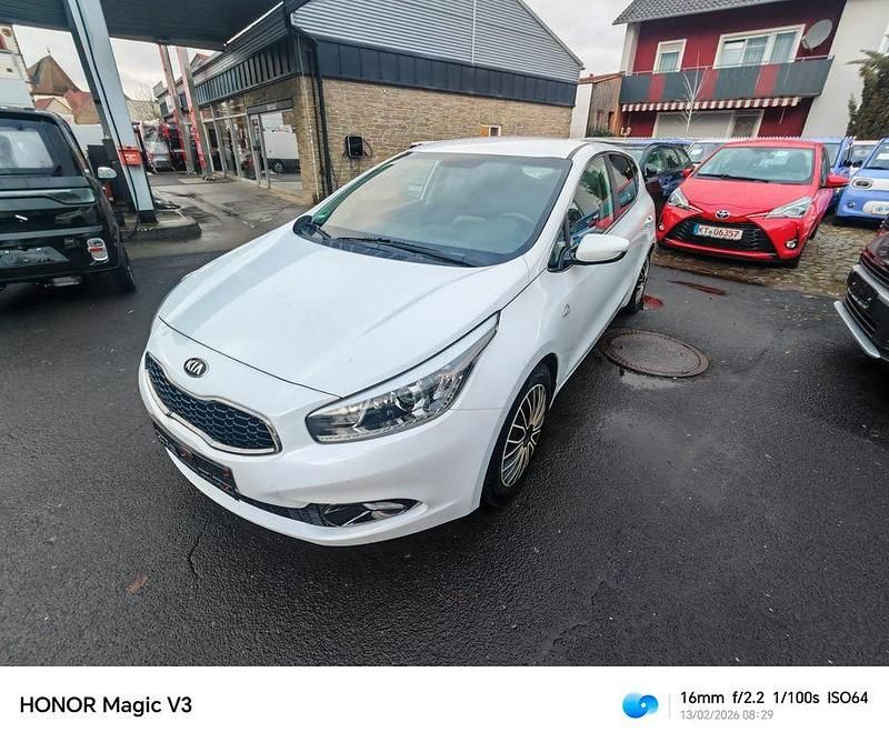 Gebraucht Kia Ceed DREAM-TEAM Edition 128 PS (94 kW) 2015 Weiß Kleinwagen