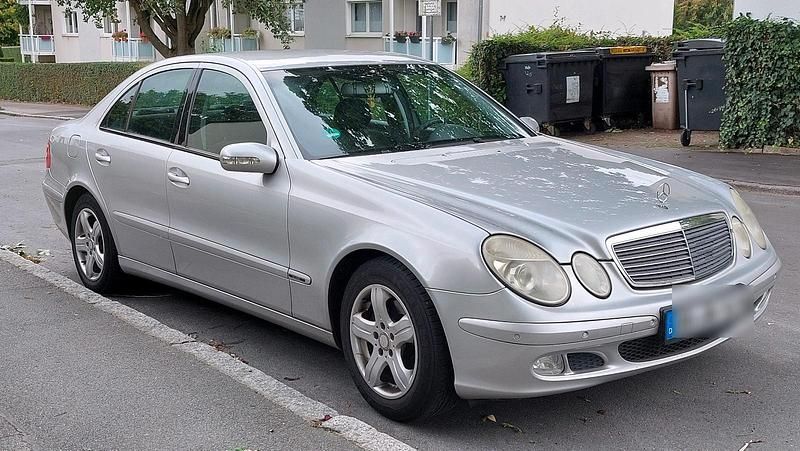 Silber Gebraucht 2004 Mercedes E200 Limousine | 2.990 € (Guter Preis) - Bild 1/4