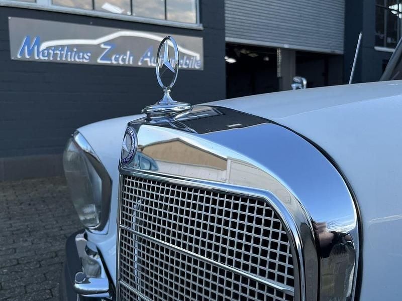 Weiß Gebraucht 1965 Mercedes W111 Limousine | 28.900 € - Bild 1/4