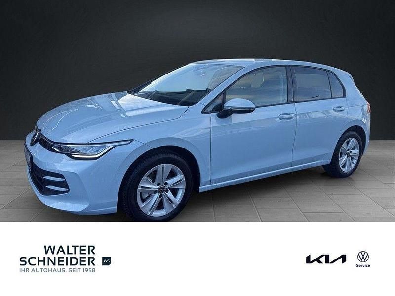 Blau Gebraucht 2025 VW Golf VIII Life Limousine | 26.410 € (Guter Preis) - Bild 1/4