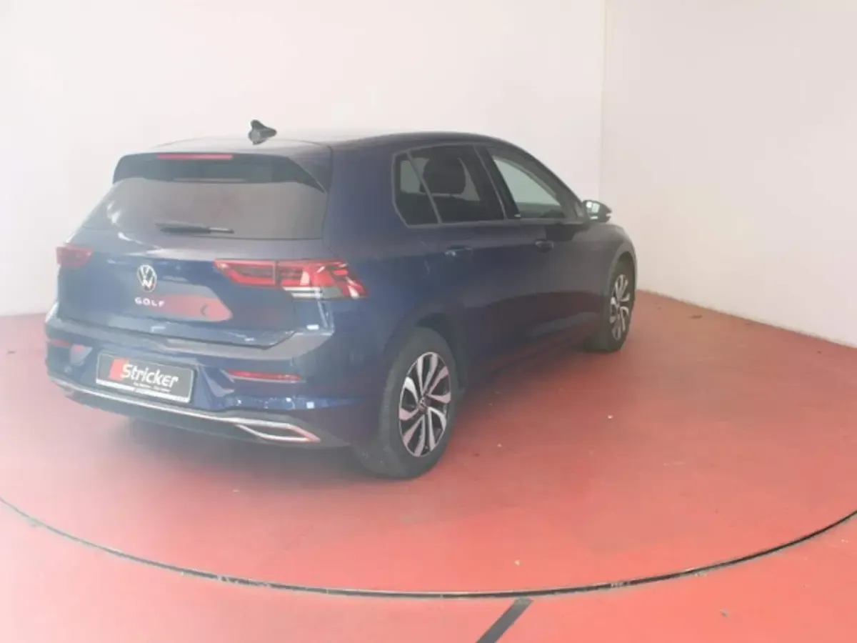 Gebraucht VW Golf VIII Active 150 PS (110 kW) 2022 Atlantic blue metallic (metallic) Limousine