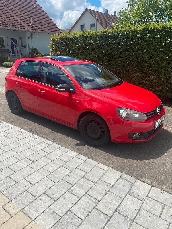 Rot Gebraucht 2012 VW Golf VI Match Limousine | 4.960 € (Fairer Preis) - Bild 1/3