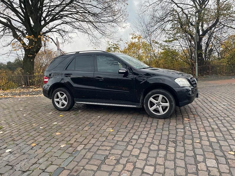 Gebraucht Mercedes ML350 272 PS (200 kW) 2006 Schwarz SUV
