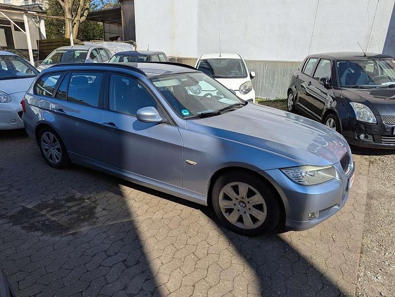 Gebraucht BMW 318 143 PS (105 kW) 2010 Bluewater metallic Kombi