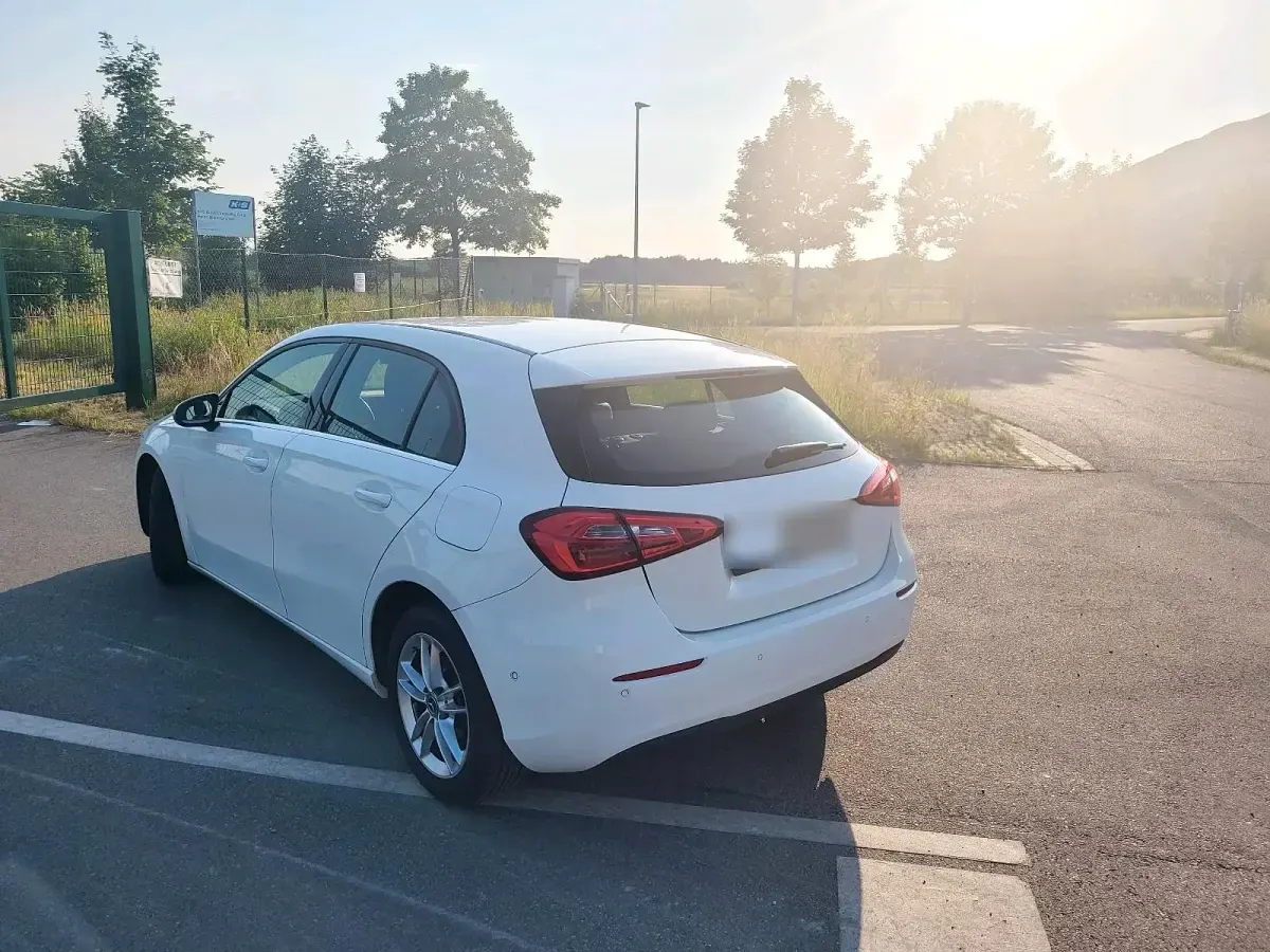 Gebraucht Mercedes A180 115 PS (84 kW) 2022 Weiß Limousine