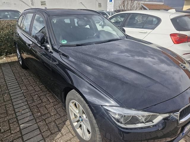 Gebraucht BMW 320 Advantage 184 PS (135 kW) 2019 Black sapphire (metallic) Kombi