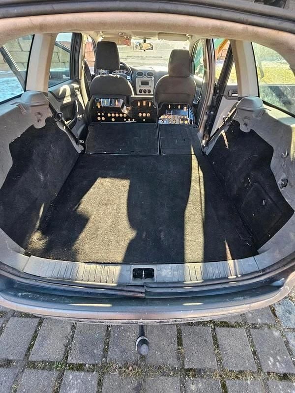 Blau Gebraucht 2010 Ford Focus Kombi | 1.100 € (Guter Preis) - Bild 1/4